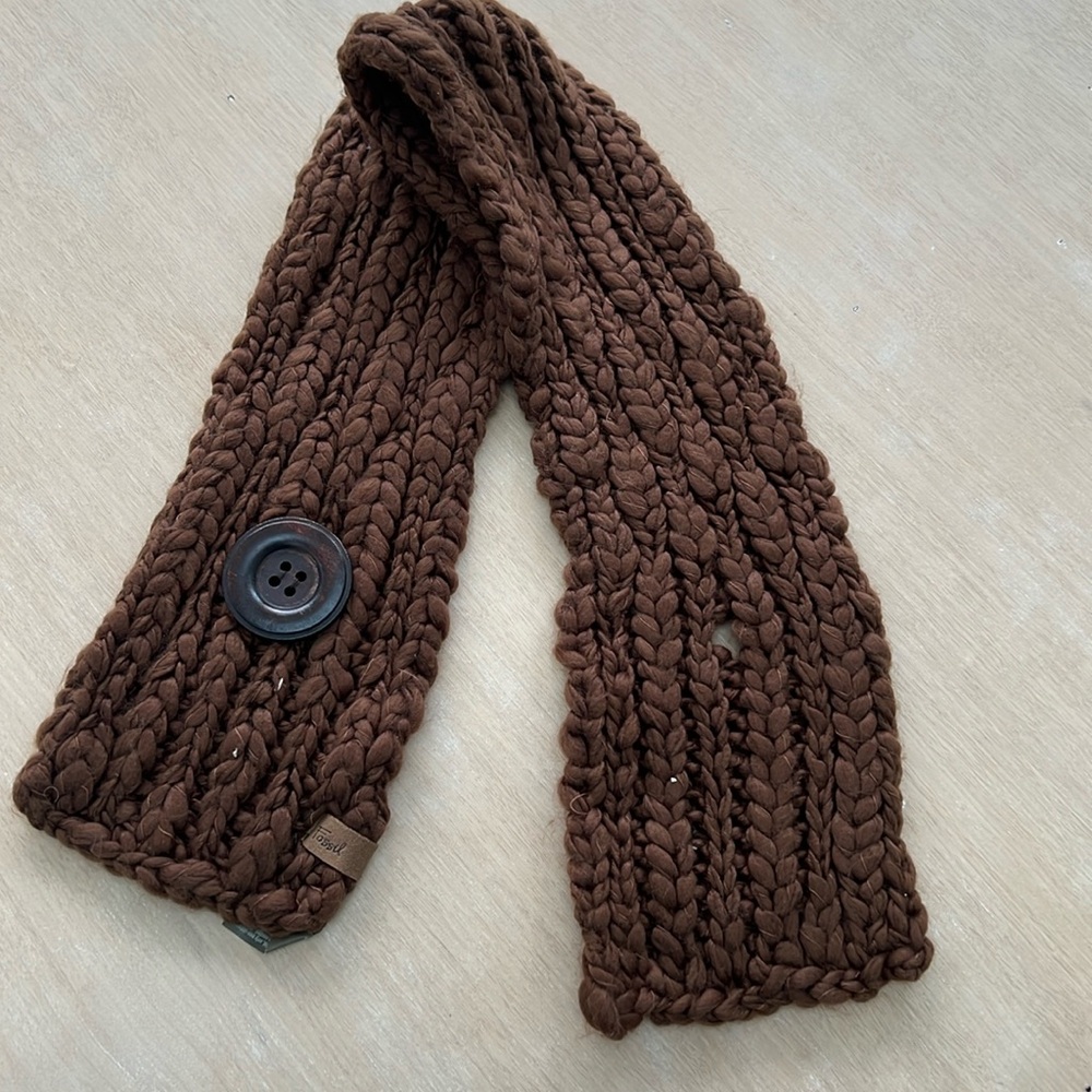 Fossil scarf
